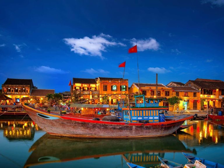 Прогулка на традиционной лодке по реке в вечернем Хойане, запуск фонариков на воду