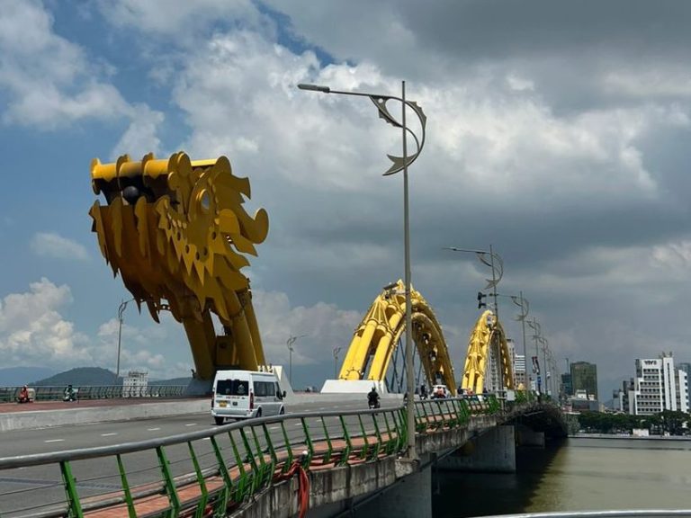 Мост Дракона (Dragon Bridge) в Дананге, Вьетнам — мост в форме дракона, переливающийся огнями в ночное время