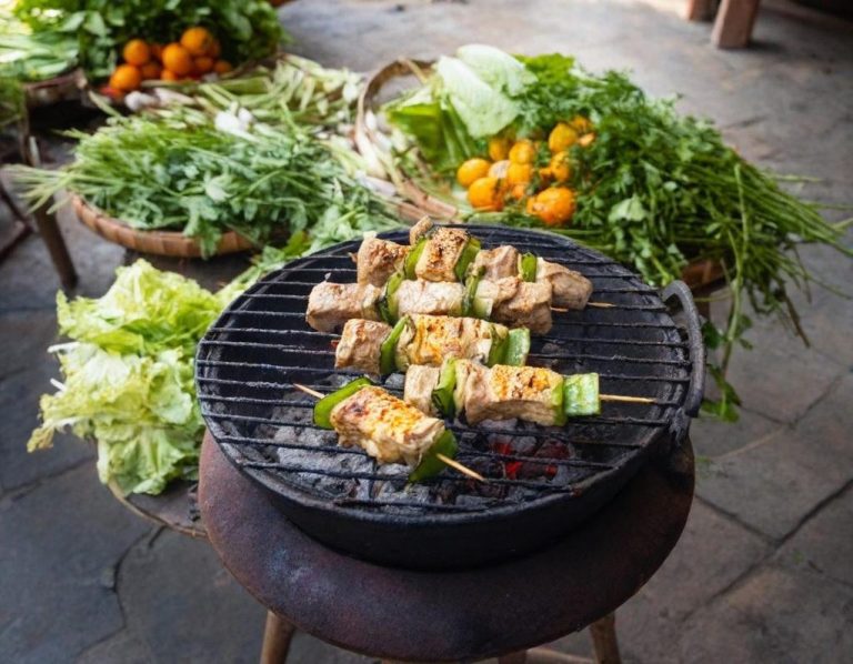 Барбекю после экскурсии на квадроциклах в Хойане — свежее мясо, местные блюда и овощи