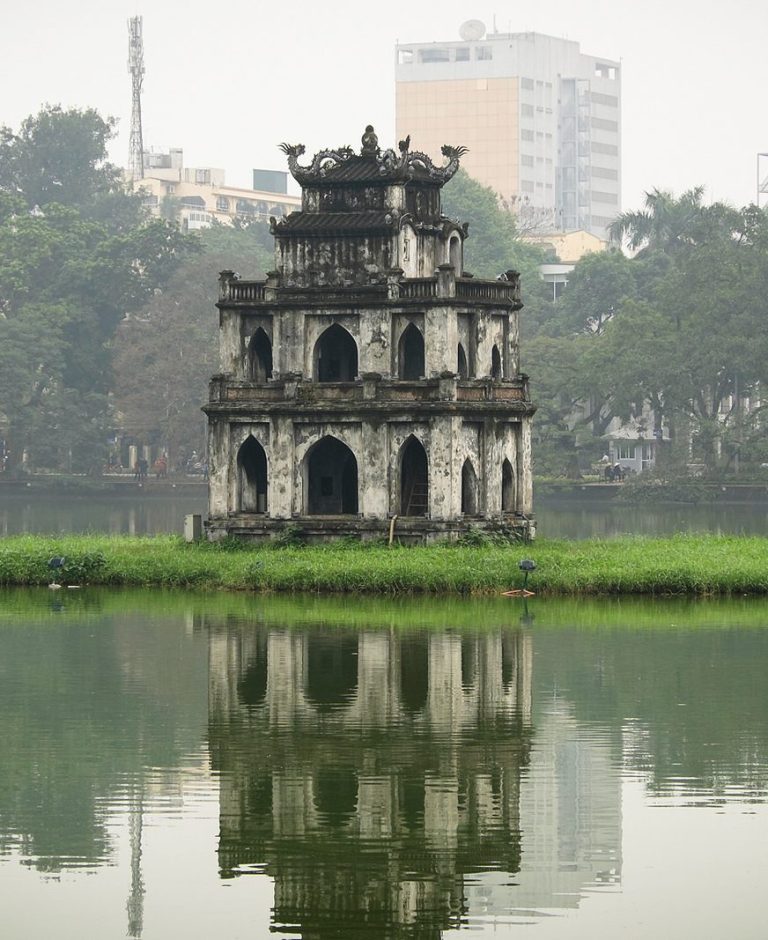 Озеро Возвращённого Меча (Hoan Kiem Lake) и Красный мост в центре Ханоя — символ вьетнамской столицы