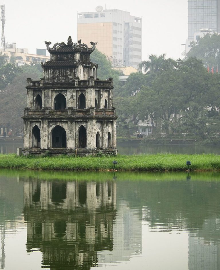 Озеро Возвращённого Меча (Hoan Kiem Lake) и Красный мост в центре Ханоя — символ вьетнамской столицы