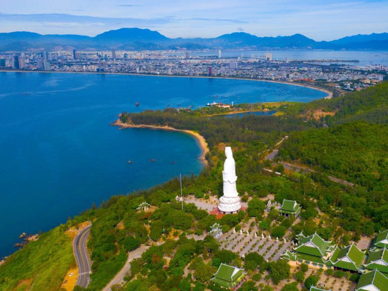 Полуостров Сон Тра в Дананге с высоты — горы, джунгли и изумрудная вода Южно-Китайского моря