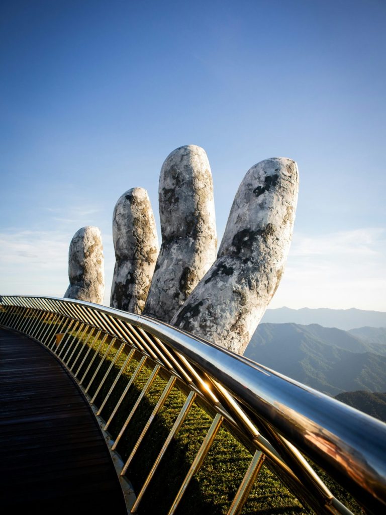 Золотой мост "Руки Бога" — икона Ba Na Hills Легендарный золотой мост, поддерживаемый гигантскими каменными руками, главная достопримечательность Да Нанга