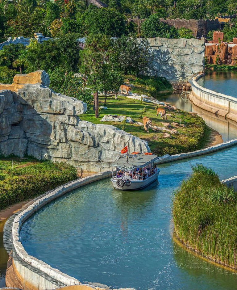 Речное сафари в парке VinWonders Дананг — наблюдение за животными с лодки в условиях, приближённых к дикой природе