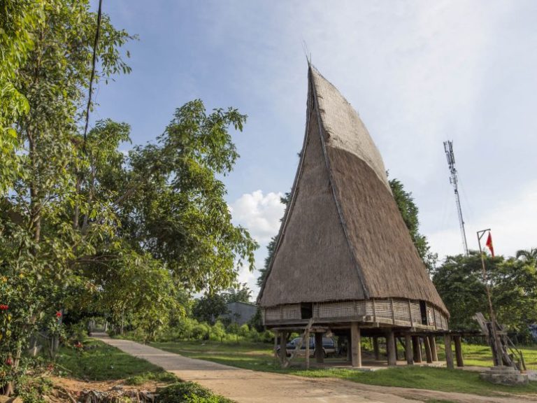 Традиционная деревня племени Ко Ту в Донгзянг, Вьетнам — длинные дома Гёль, ткачество парчи и национальные танцы
