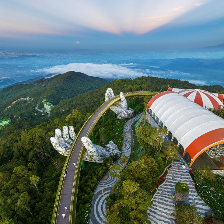 Золотой мост и Бана Хиллс — руки-гиганты держат золотой мост над облаками, канатная дорога и виды с высоты, экскурсия из Дананга с русским г