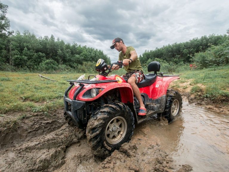 Пересечение ручья на квадроцикле в Хойане, Вьетнам — экстремальный участок маршрута по воде