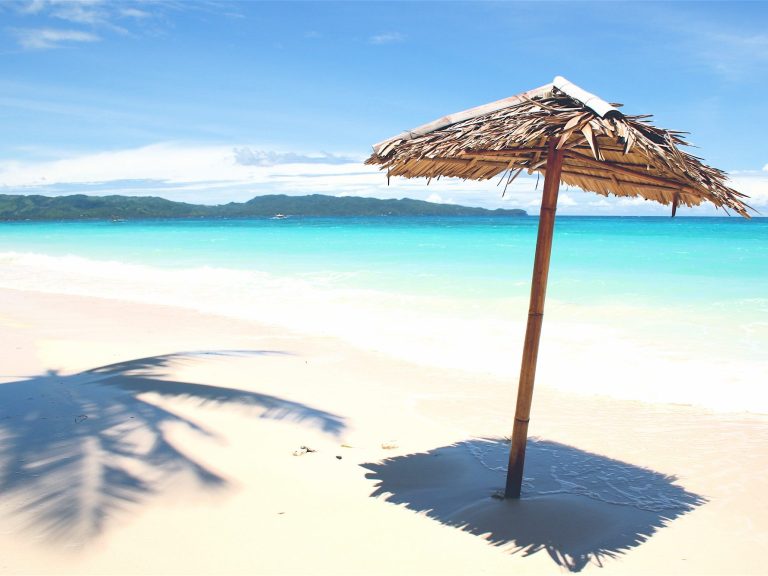 Белый песчаный пляж и бирюзовая вода на Чамских островах, Дананг, Вьетнам