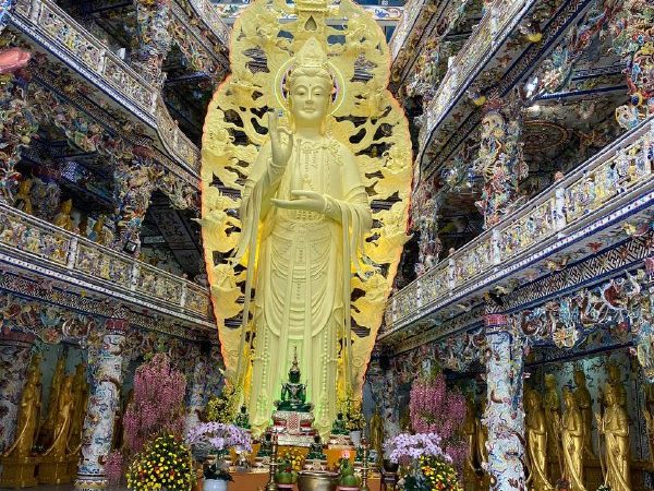 Богиня Гуанинь на пагоде Линьфуок в Далате