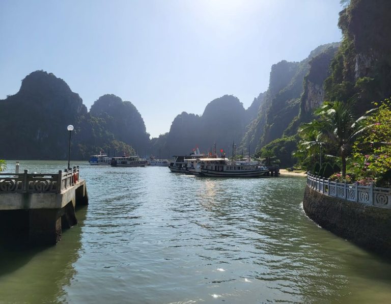 Круиз по бухте Халонг во Вьетнаме — тысячи известняковых островов, изумрудная вода, объект Всемирного наследия ЮНЕСКО
