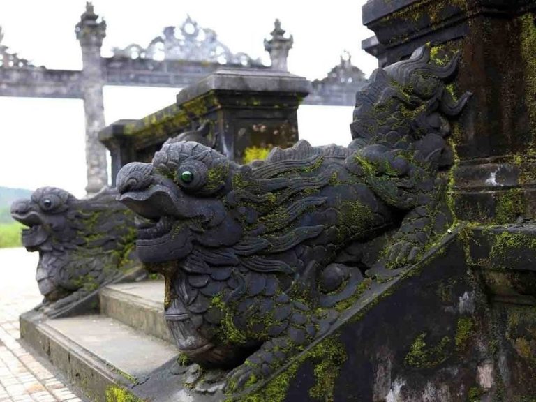 Усыпальница императора Кхай Диня в Хюэ — уникальное сочетание восточной и европейской архитектуры, роскошные интерьер