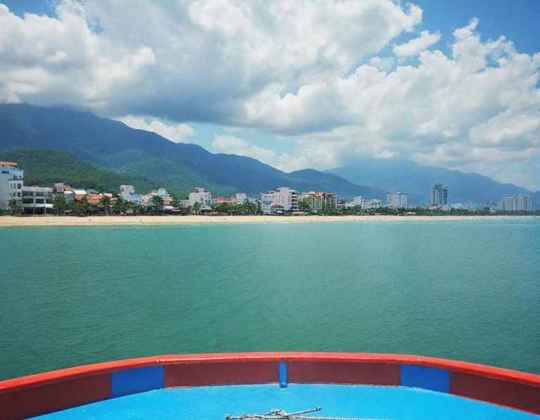 Вид на побережье Дананга с яхты — горы, пляжи и бирюзовая вода Южно-Китайского моря