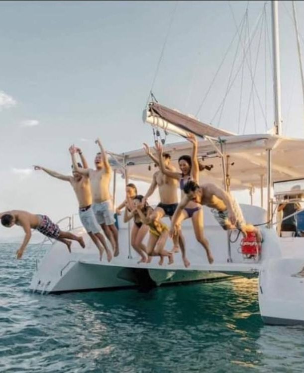 Катамаран «Афродита» в море у побережья Дананга — белоснежное судно на фоне бирюзовой воды и гор