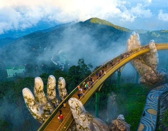 Золотой мост «Руки Бога» на курорте Ба На Хиллс в Дананге, Вьетнам