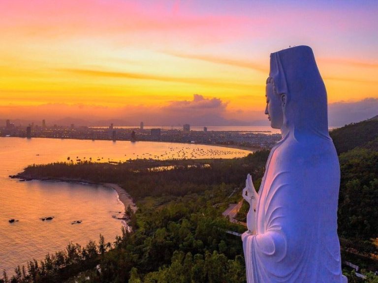 67-метровая статуя богини милосердия Гуаньинь в пагоде Линь Унг на полуострове Сон Тра, Дананг