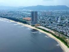 Панорамный вид на побережье Дананга с высоты птичьего полёта — бирюзовое море, пляжи и городская линия