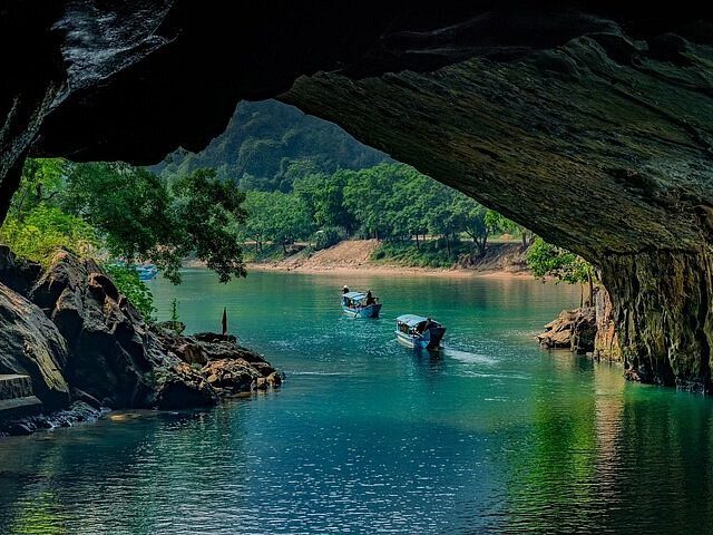 Пещера Фонгня (Phong Nha Cave) — уникальная возможность проплыть на лодке по подземной реке среди сталактитов Подземная река в пещере Фонгня, национальный парк Фонгня-Кебанг, Вьетнам