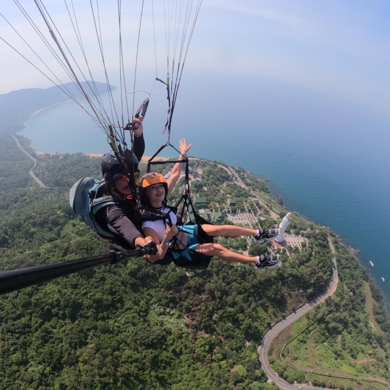 полет на параплане Дананг вид на море и горы экскурсия Вьетнам