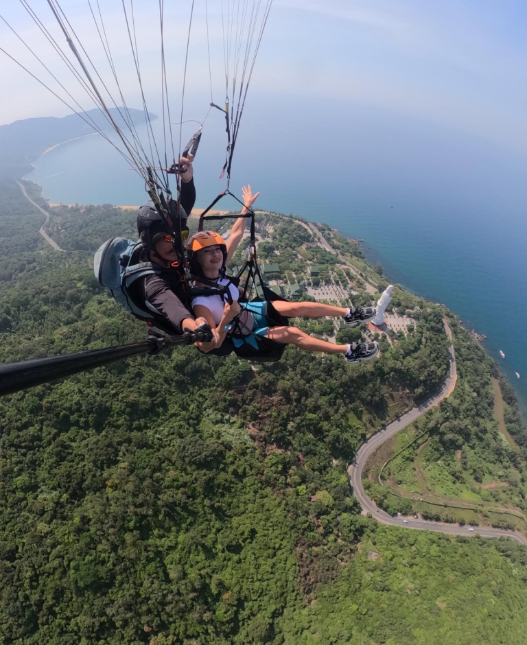Тандемный полёт на параплане в Дананге — параплан с пилотом и пассажиром в небе над побережьем Вьетнама