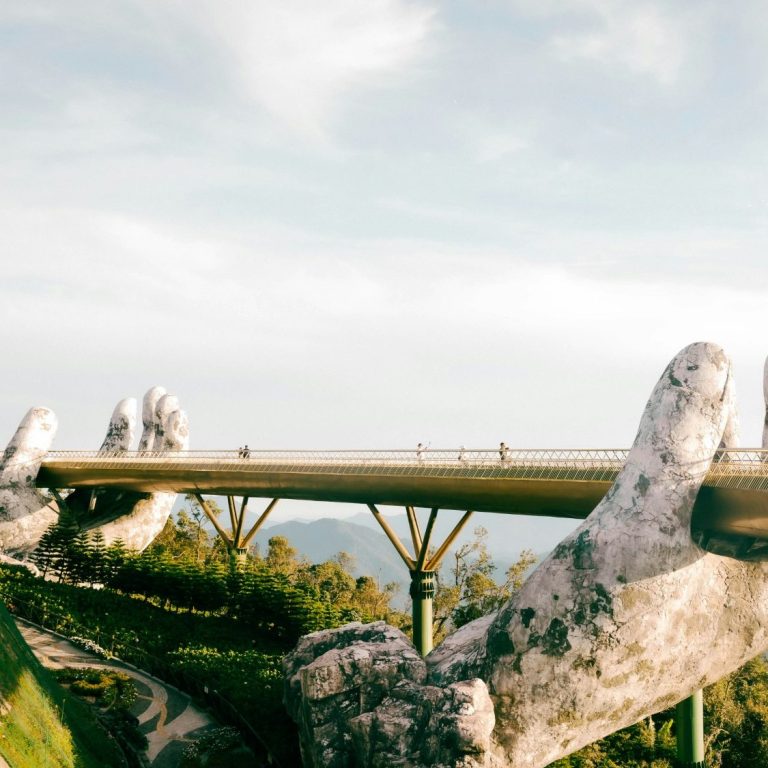 Золотой мост Golden Bridge в Дананге Золотой мост Golden Bridge в Дананге