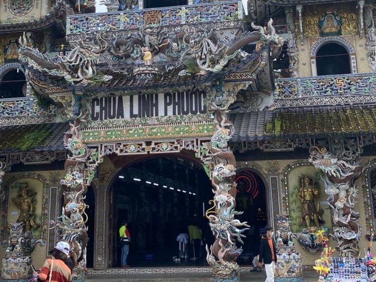 Пагода Линь Фуок в Далате — уникальный храм, украшенный мозаикой из стекла и керамики