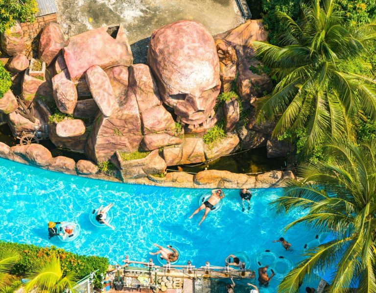 Аквапарк Aquatopia — водные горки и развлечения овременный аквапарк Aquatopia с водными горками и бассейнами, популярное место развлечений на Фукуоке