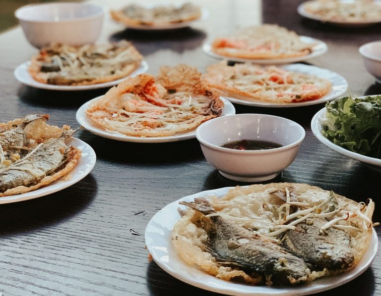 Обед на борту из свежепойманной рыбы Вкусный обед на борту рыбацкого катера, приготовленный из свежего улова, традиционные блюда вьетнамской морской кухни