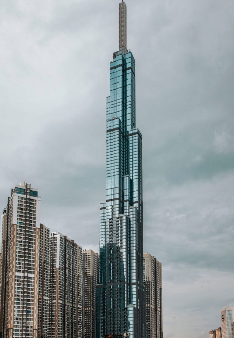 Небоскрёб Landmark 81 — панорамная смотровая площадка SkyView Высокий небоскрёб Landmark 81 в Хошимине ночью, современная архитектура с панорамной смотровой площадкой на высоте 400 метров