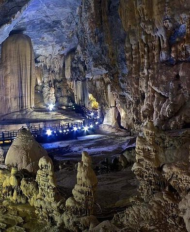 Paradise Cave (Райская пещера) — одна из самых больших и красивых пещер в мире, длиной более 30 км Пещера Парадайз во Вьетнаме — гигантские сталактиты и сталагмиты, огромные залы, напоминающие дворц