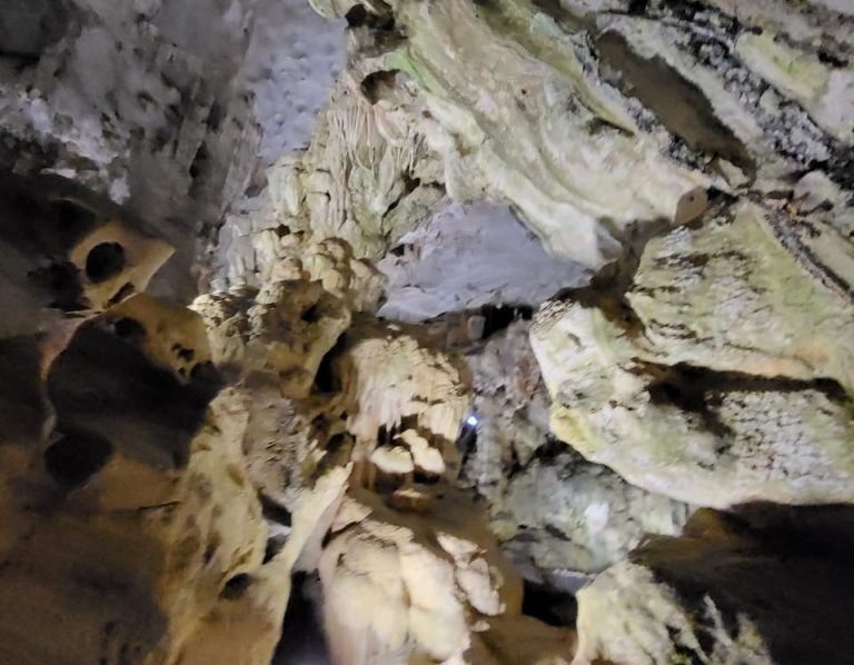 Огромная пещера в бухте Халонг со сталактитами и сталагмитами — одна из главных достопримечательностей круиза