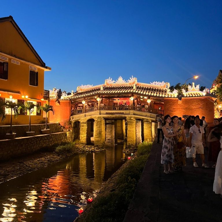 Золотой мост и Бана Хиллс — руки-гиганты держат золотой мост над облаками, канатная дорога и виды с высоты, экскурсия из Дананга с русским г