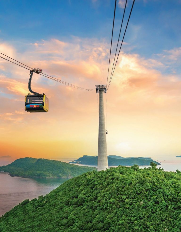 Канатная дорога Sun World — полёт над морем и островами Вид с канатной дороги Sun World на архипелаг и лазурное море Фукуока, одна из самых длинных канатных дорог в мире