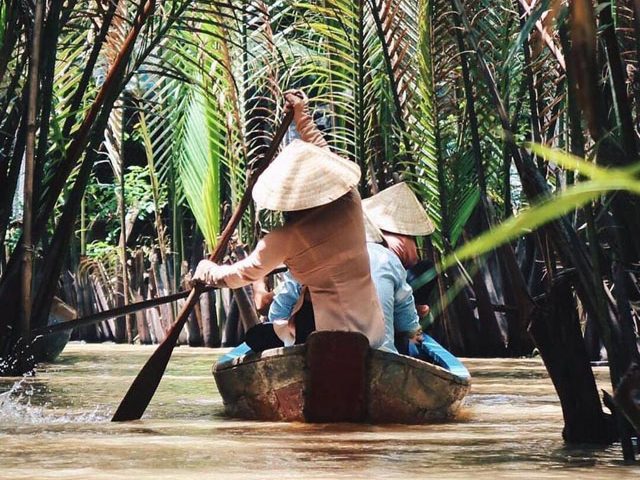 Лодочная прогулка по узким каналам дельты Меконга во Вьетнаме — плавучие деревни и пальмы