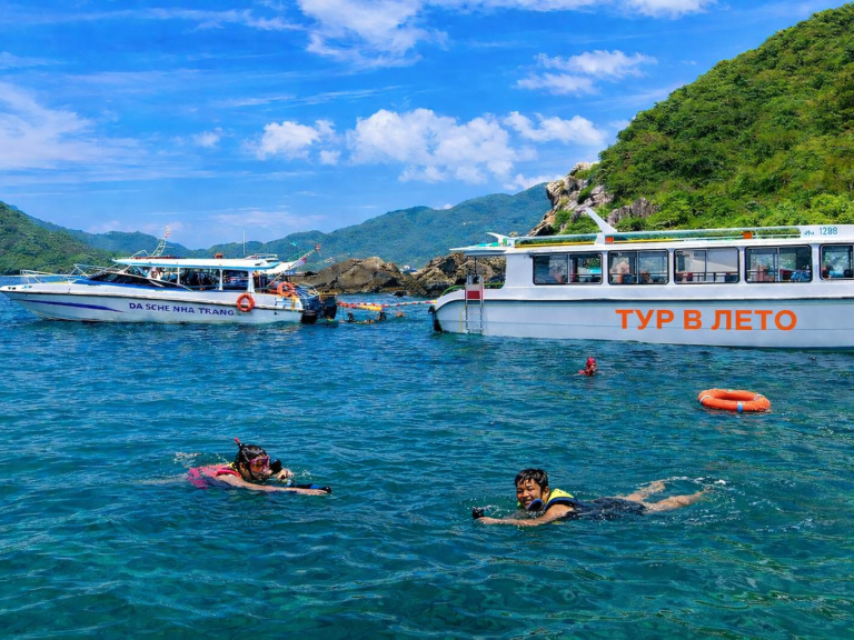 Снорклинг в Дананге — турист в маске и ластах рассматривает подводный мир и кораллы у побережья Вьетнама