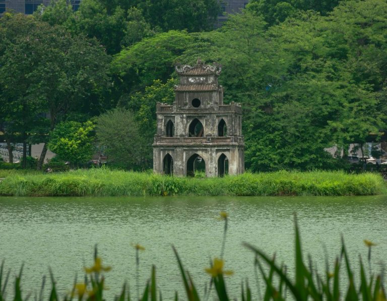 Озеро Хоан Кием (Hoan Kiem Lake) — сердце Ханоя и место легенды о возвращённом мече Озеро Хоан Кием и Красный мост в Ханое — символ древней столицы Вьетнама