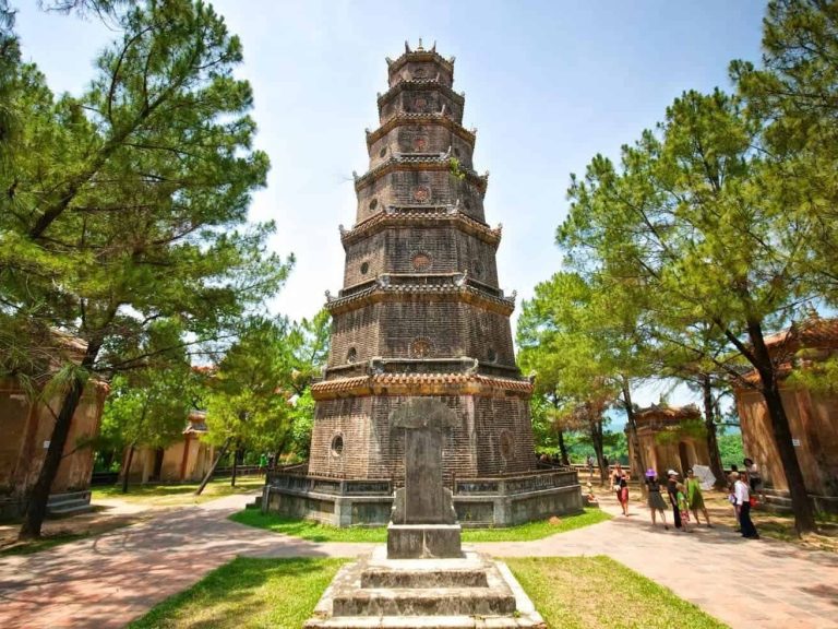 Пагода Тхьенму в Хюэ — семиэтажная буддийская пагода на берегу реки Хыонг, символ города