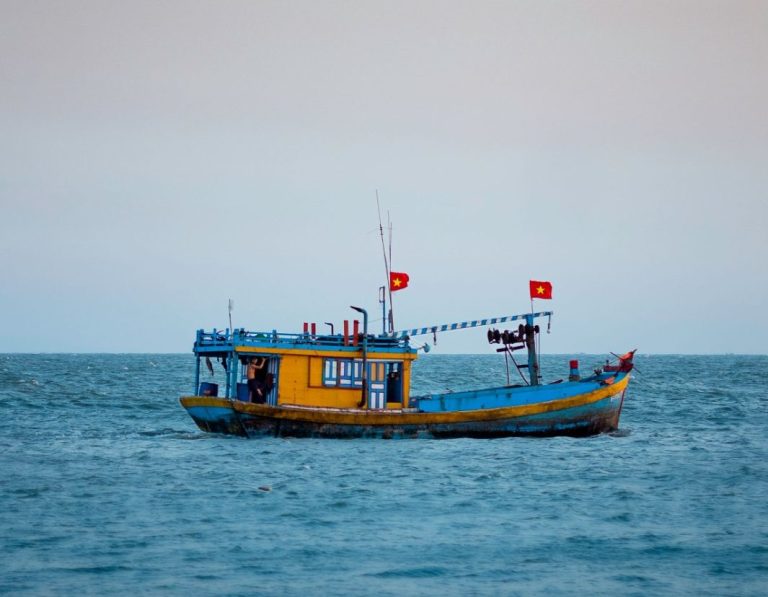 Рыбацкий катер в открытом море Сиамского залива Профессиональный рыбацкий катер в открытых водах Сиамского залива, готов к глубоководной рыбалке на Фукуоке