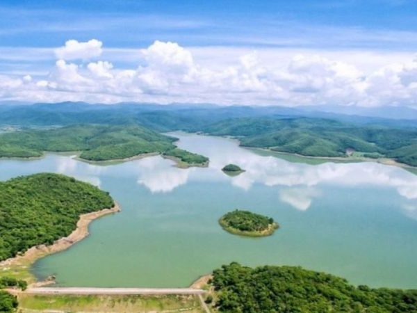 Горные озёра Дами - кристально чистая вода в окружении гор и лесов Горные озёра Дами в Баолоке - живописные озёра с кристально чистой водой, окружённые зелёными горами и тропическим лесом Вьетнама