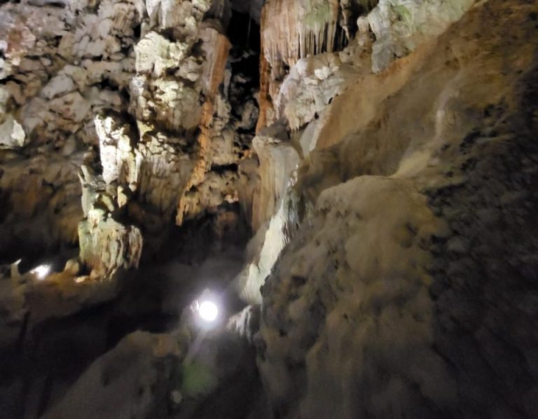 Подземная река в пещере Фонгня, национальный парк Фонгня-Кебанг, Вьетнам