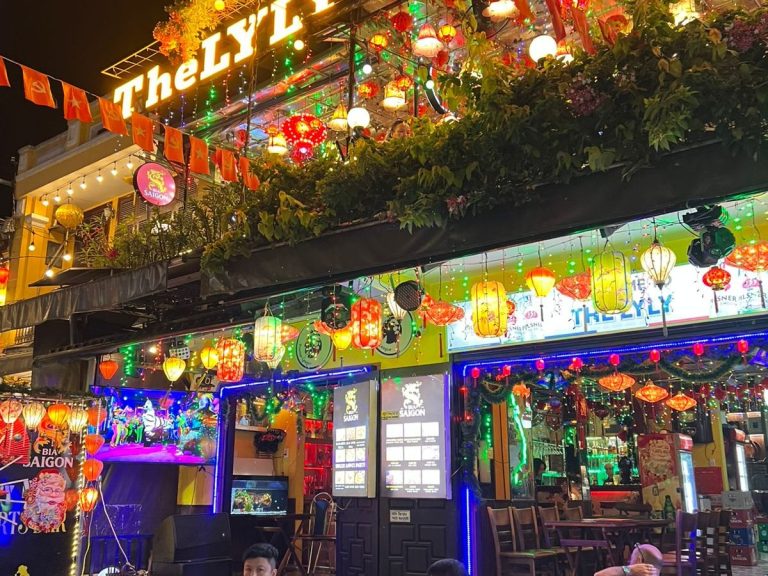 Вечерний Хойан во Вьетнаме — сотни разноцветных шелковых фонарей на улицах древнего города